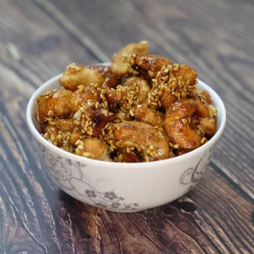 เม็ดมะม่วงหิมพานต์เคลือบน้ำตาลและงาขาวคั่ว